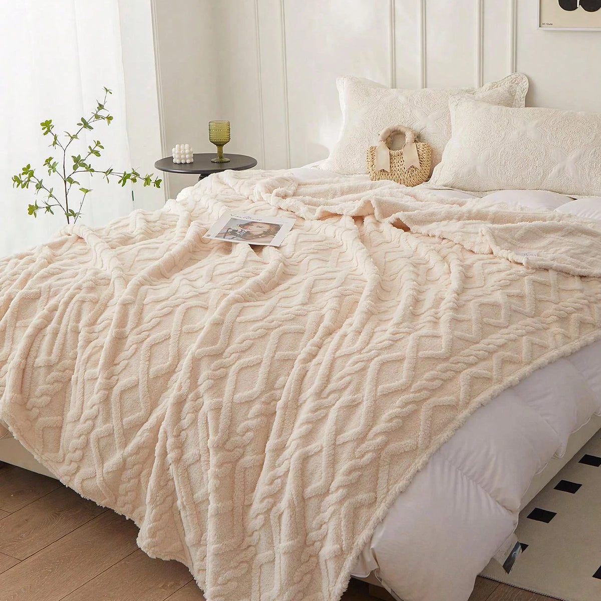 LUXE LINE Coral Fleece Blanket – Lightweight & Multi-Purpose